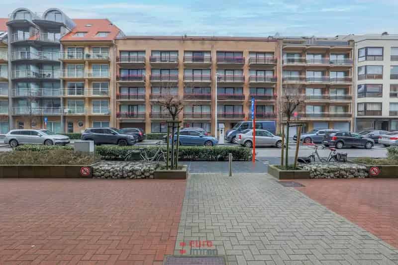 Open parkeerplaats op de binnenkoer.