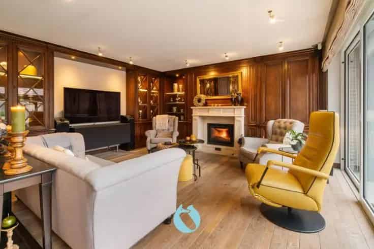Huis Te Koop: Multifunctionele Eigendom met Winkel en Ruime Woonst