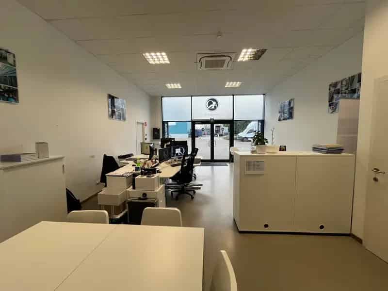 60m² kantoren + met 90m² magazijnruimte nabij de E313