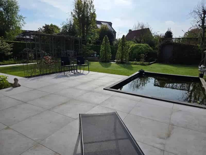 Steeds vernieuwende, energiezuinige villa met garage en zongerichte tuin in residentiële, kindvriendelijke buurt te Sint-Kruis.