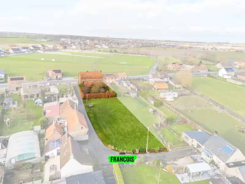 Ruime te renoveren woning met weide in Merkem