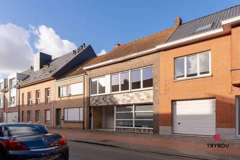 Kwalitatieve karakterwoning met ruime garage, pal in het centrum van Houthulst