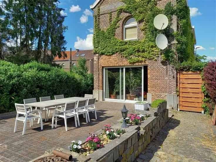 Huis Te Koop: Ruime Familiewoning met Grote Tuin en Zwembad