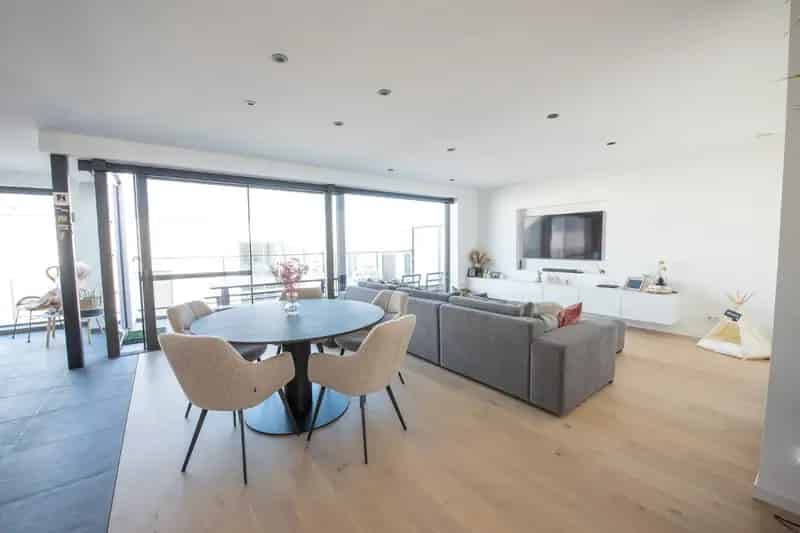 Te Koop in het Saspark te Ooigem: Nieuwbouw KMO-unit (240m²) met prachtige loft (135m²) met zonneterras!