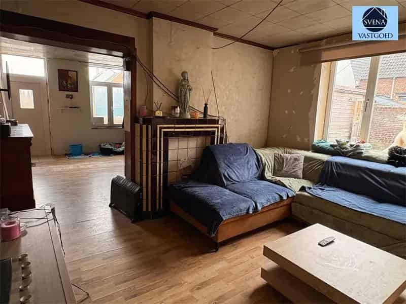 Te renoveren woning met binnenkoer en tuintje