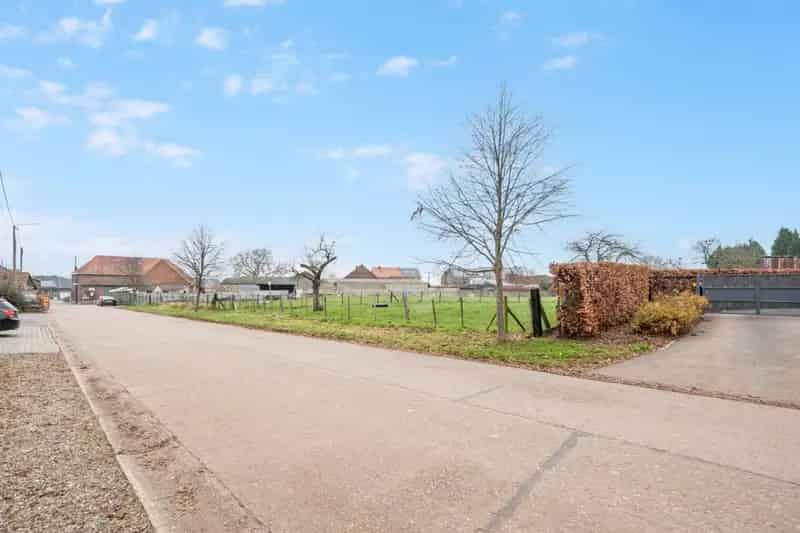 Perceel bouwgrond voor halfopen bebouwing op 9a 96ca te Mopertingen