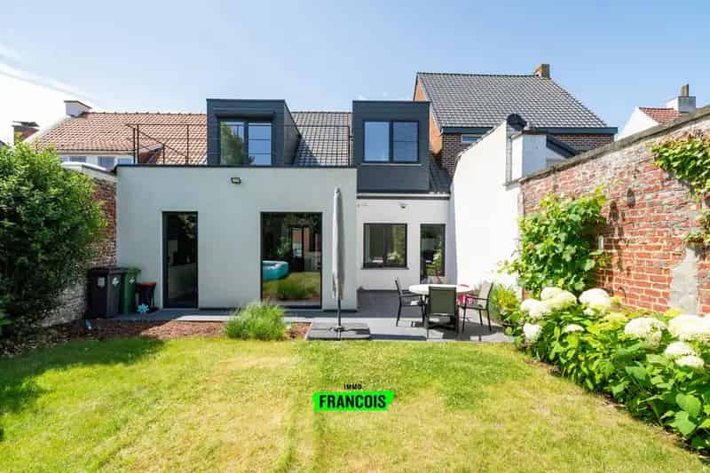 --- COMPROMIS IN OPMAAK ---Ruime gezinswoning met gezellige tuin, garage, oprit en 3 slaapkamers!