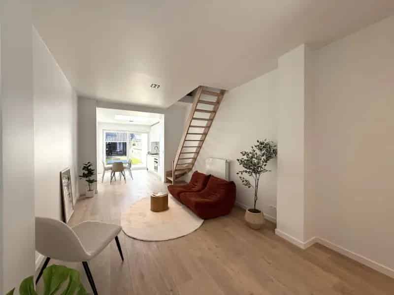 *** COMPROMIS IN OPMAAK *** - Stijlvol gerenoveerde en energiezuinige woning met tuin en bijgebouw