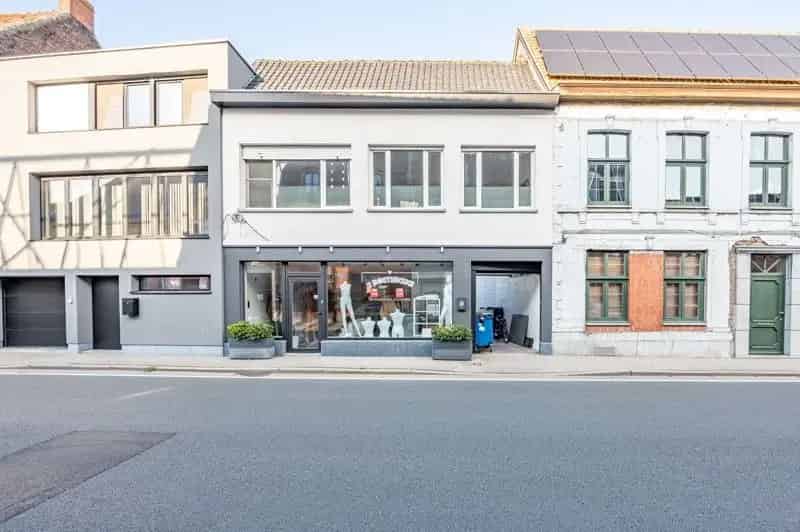 Gerenoveerde ruime gezinswoning met handelsruimte, garage, tuin en 3 slaapkamers op een perceel van 391 m² in het centrum van Wakken.