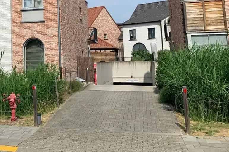 Ondergrondse autostaanplaats in Kontich!