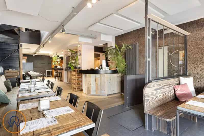 Gebouw momenteel ingericht als restaurant op stationsplein van Halle.