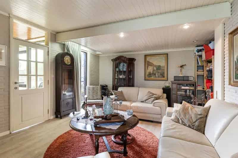 Ruime open bebouwing met magazijn