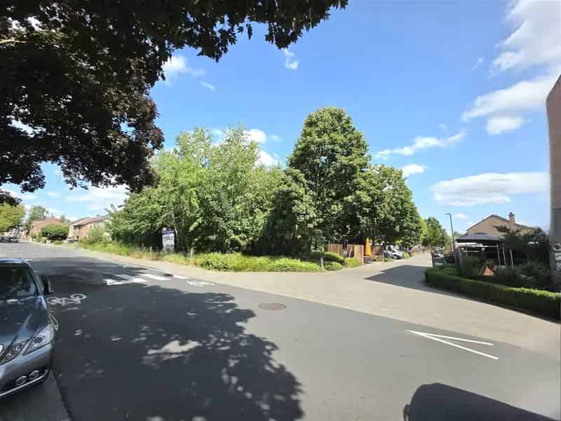 bouwgrond voor grote rijwoning met achtergelegen garage