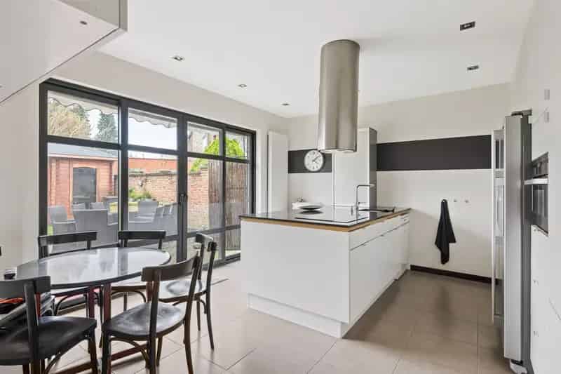 Karaktervolle woning (342m2) met 6 slpk en zwembad