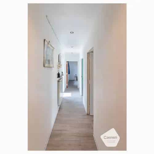 UNIEKE & LUCHTIGE ALLEENSTAANDE WONING met 4 SLAAPKAMERS ,RUIME GARAGE en TUIN