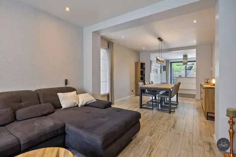 Instapklare, gerenoveerde woning met open karakter