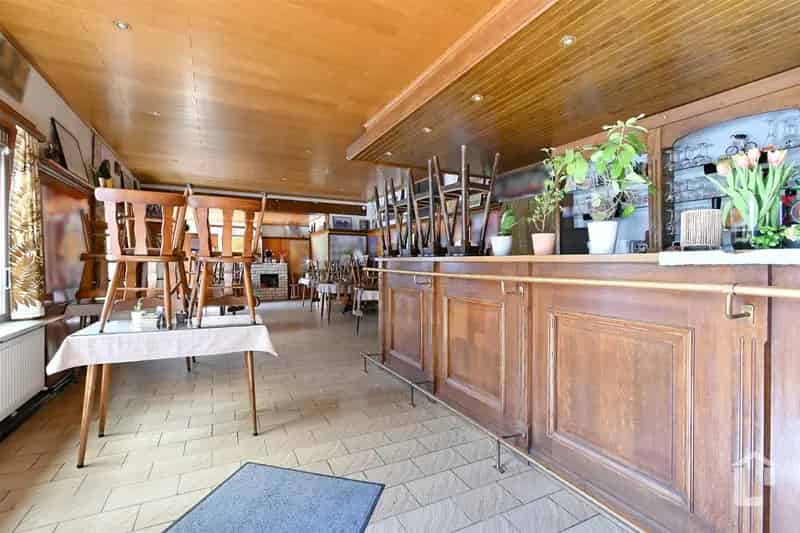 Handelspand met feestzaal op prachtig terrein met bos