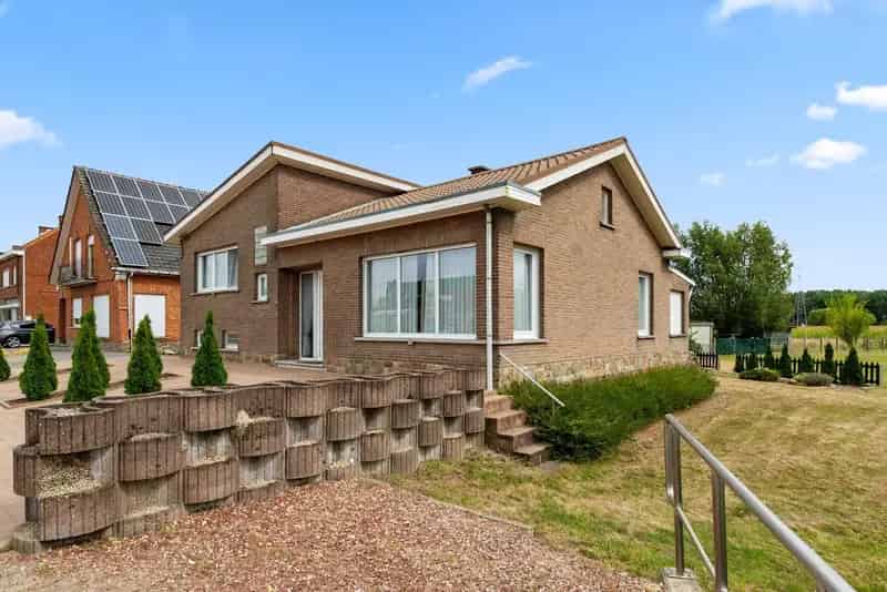 Open bebouwing op topligging met 3 slaapkamers en prachtige tuin