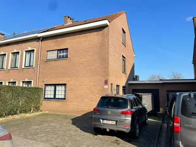 Zéér rustig en centraal gelegen HOB met 3, mog. 5 SLK, garage, tuin en mogelijkheid tot bouw van 3 extra garage's