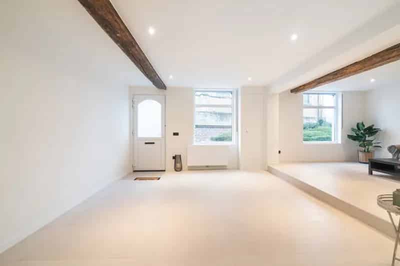 Ben je op zoek naar een in 2025 gerenoveerde gezinswoning op Oordegemdorp, dichtbij alle nodige voorzieningen? Zoek niet verder! Deze woning is naar uw noden ingericht.

Gelijkvloers:
- Apart gastentoilet
- Berging/technische ruimte
- Ruime Woonkamer met 