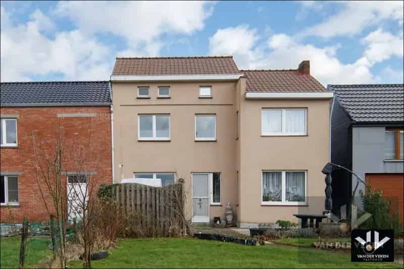 RUIME, GOED ONDERHOUDEN WONING MET 3 SLPK NABIJ TONGEREN-CENTRUM