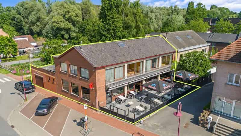 Goeddraaiend restaurant/brasserie met grote woongelegenheid