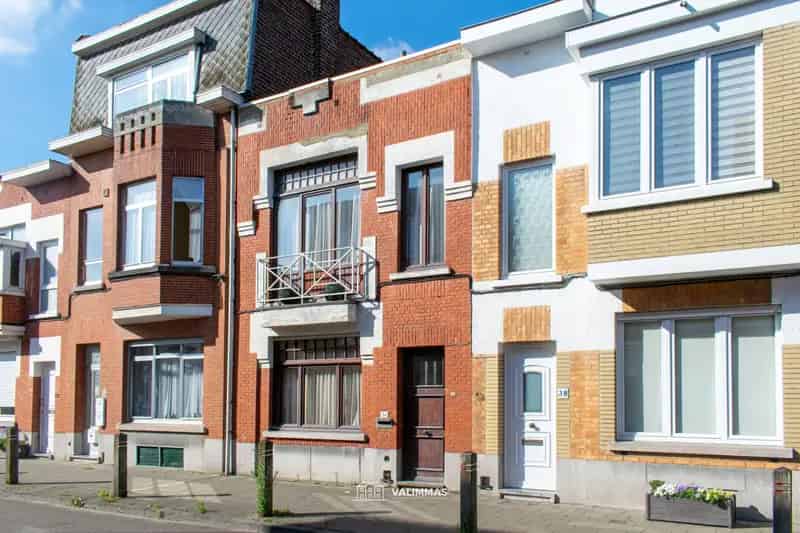 Welgelegen knusse rijwoning met koer...