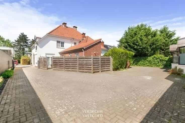 Huis Te Koop Lokeren: 2 slaapkamers, garage en stadstuin
