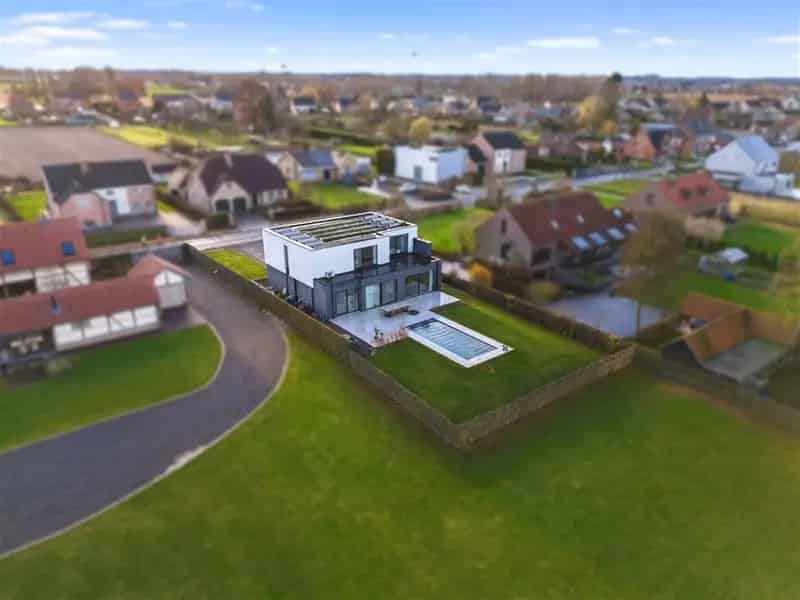 MAGNIFIEKE OPEN BEBOUWING MET GROOT ZWEMBAD EN 400M² AAN BEWOONBARE OPPERVLAKTE IN HET GEZELLIGE WELLEN