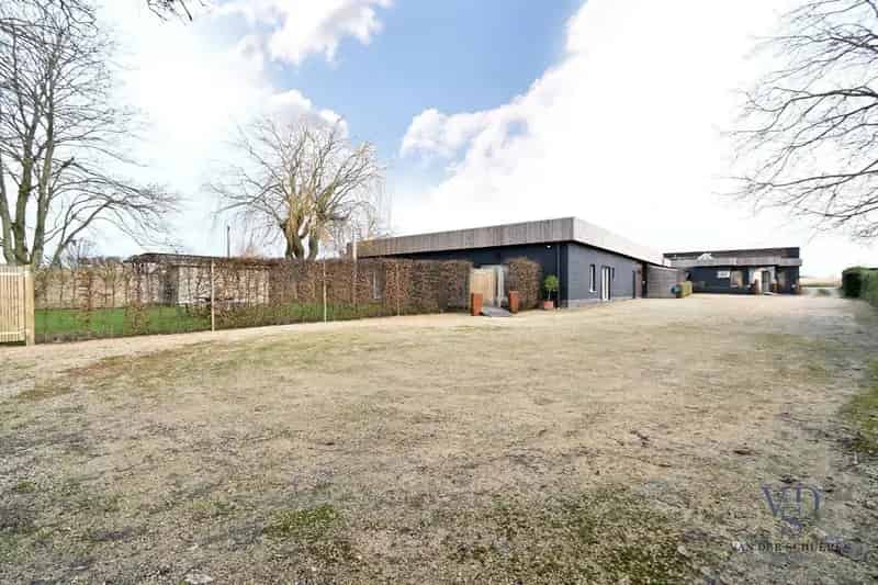 Ruime bungalow met bijgebouwen in Meilegem.