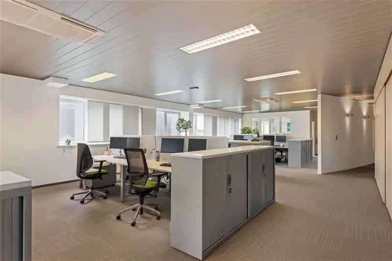 Kantoor van 1238m² samen met magazijn van 398 m² in Aartsela