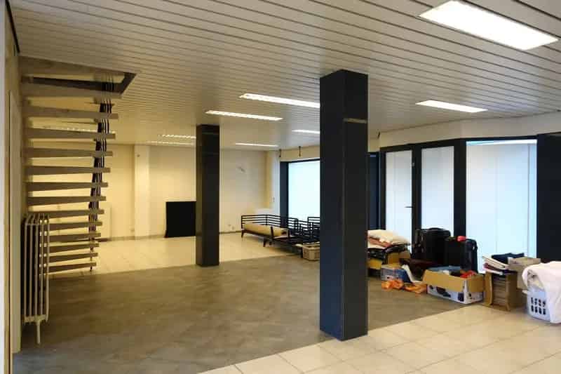 Op te frissen handelspand met woonst en garages op een uitstekende locatie in centrum Oudenburg