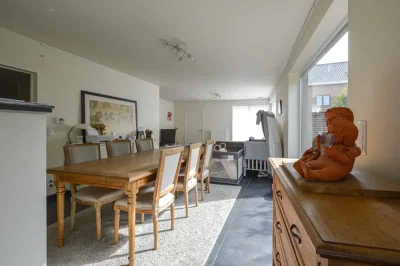 Prachtige en ruime woning met garage en tuin te huur in centrum van Zandvoorde.