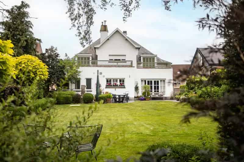 Riante Villa met 5 slpk en praktijkruimte op 1100m²