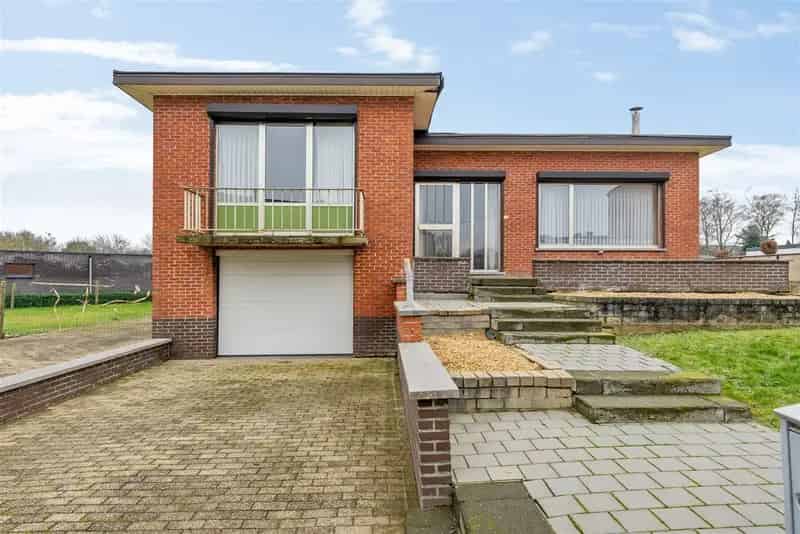 Te renoveren woning (115m²) met veranda, garage en ruime tuin te koop!