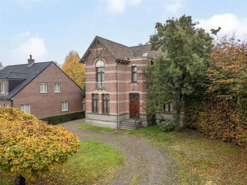 Huis te koop Zwijndrecht: 6 slaapkamers, 3 badkamers, grote tuin