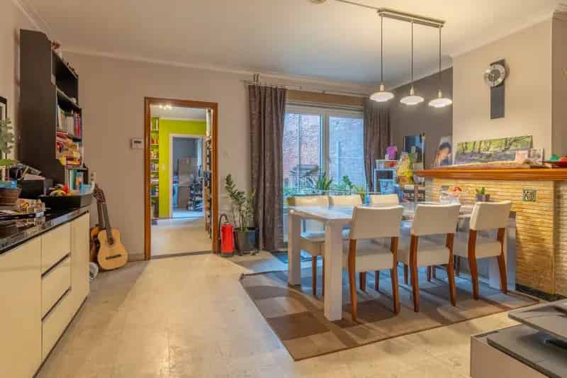 Op te frissen gezinswoning met 4 slaapkamers te Turnhout.