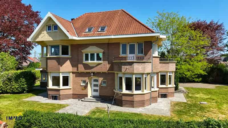 Uniek kantoorgebouw met authentieke charme in het hart van Wieze!
