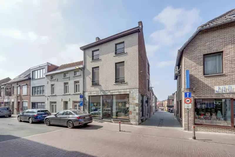 Goedgelegen, volledig gerenoveerd handelspand met woonst