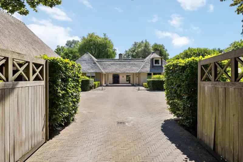 Architecturale rietgedekte villa op 5.717 m² grond