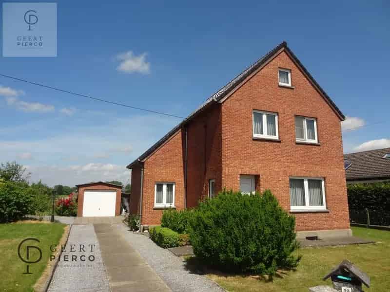Centraal tussen Hasselt en Sint-Truiden, treffen we aan de Steenweg 56 te Alken deze te renoveren woning met drie slaapkamer, garage en tuin op een perceel van 8a03ca (breedte perceel circa 22m).