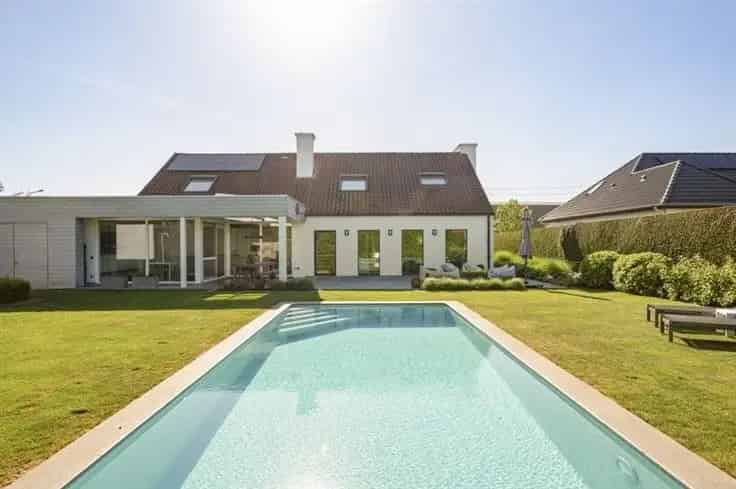 Witte Villa Te Koop met Zwembad en Prive Parking