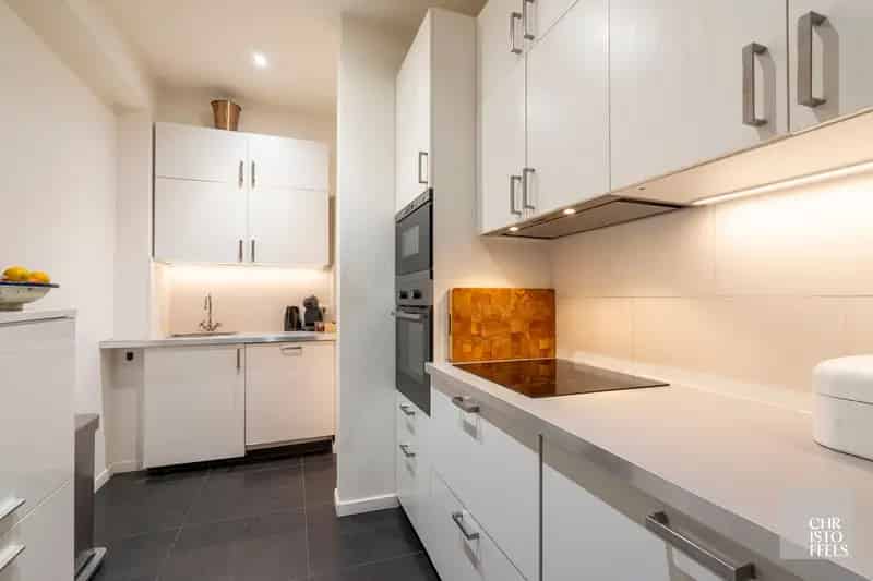 Charmante  op te frissen villa met oprijlaan, verscholen in het groen op een perceel van 1.694m²
