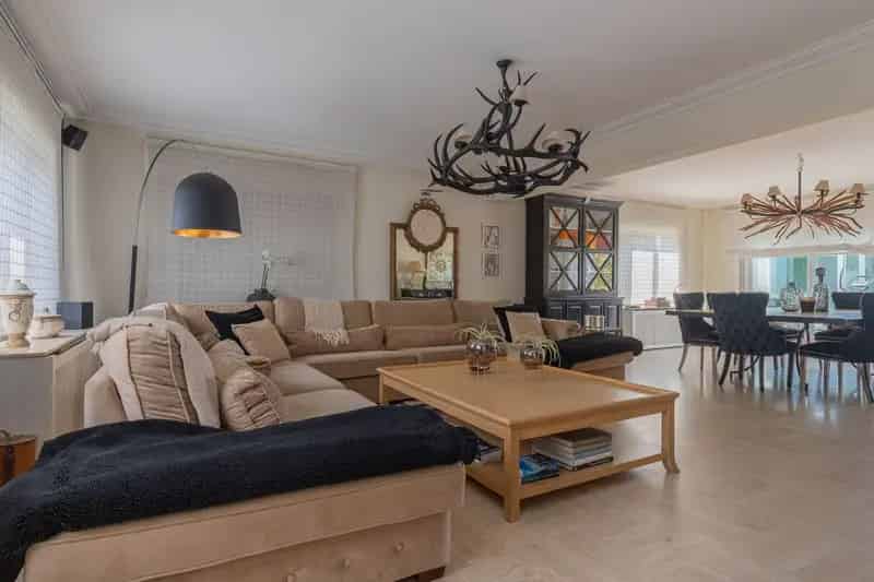 Grote villa met tuin, garage én bijgebouw