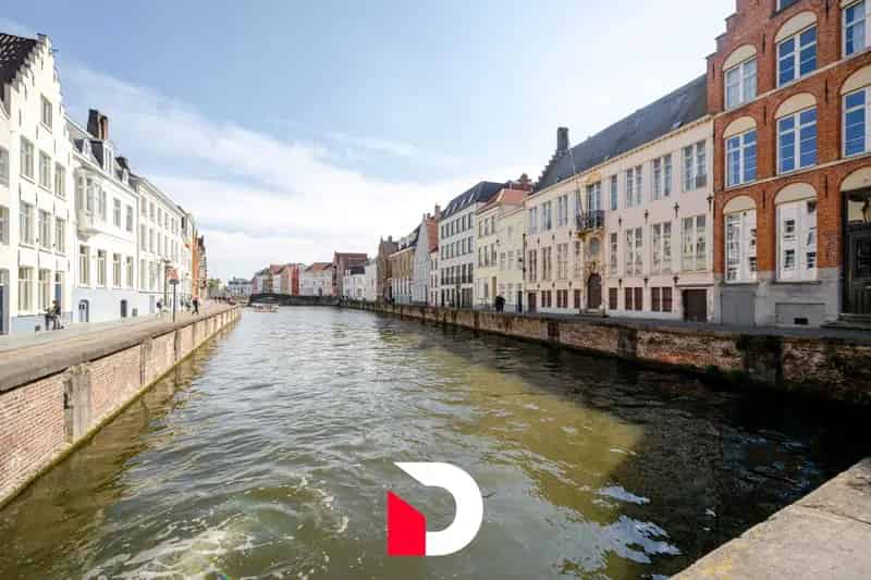 Karaktervolle / historische burgerwoning op het Jan Van Eyckplein te Brugge.