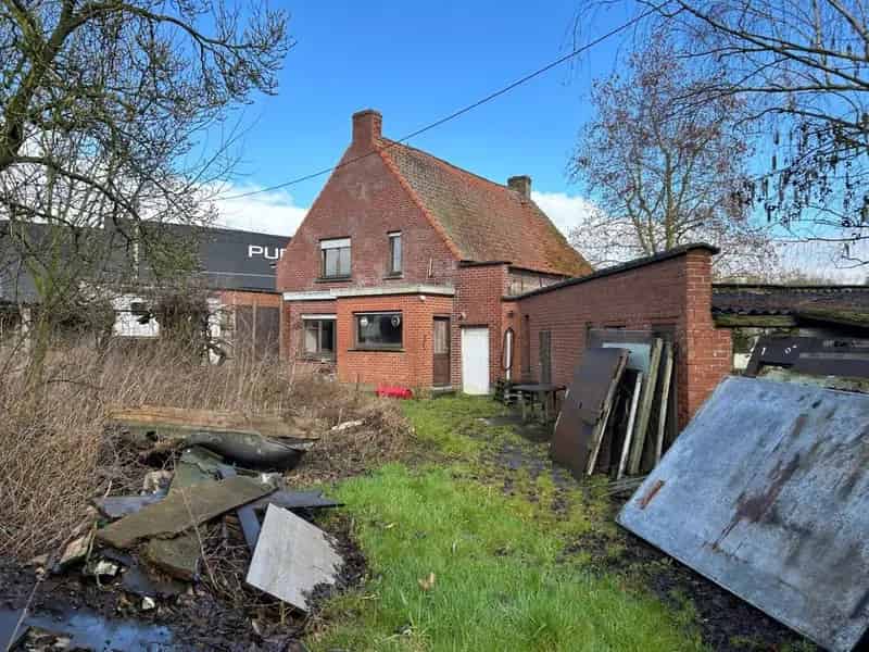 Te slopen en her op te bouwen woning TE KOOP tussen Sint-Eloois-Vijve en Desselgem, totale oppervlakte van de percelen 7639m²!!