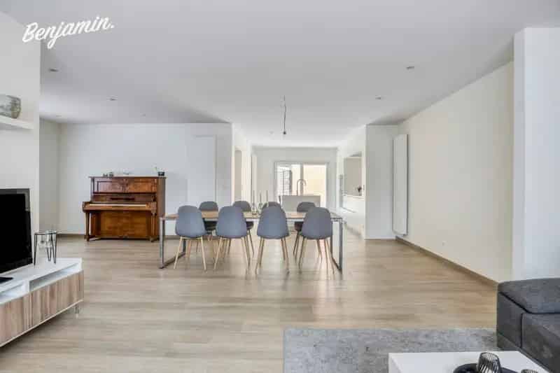 Volledig gerenoveerde halfopen woning met 3 slaapkamers en zonnige tuin in Gullegem