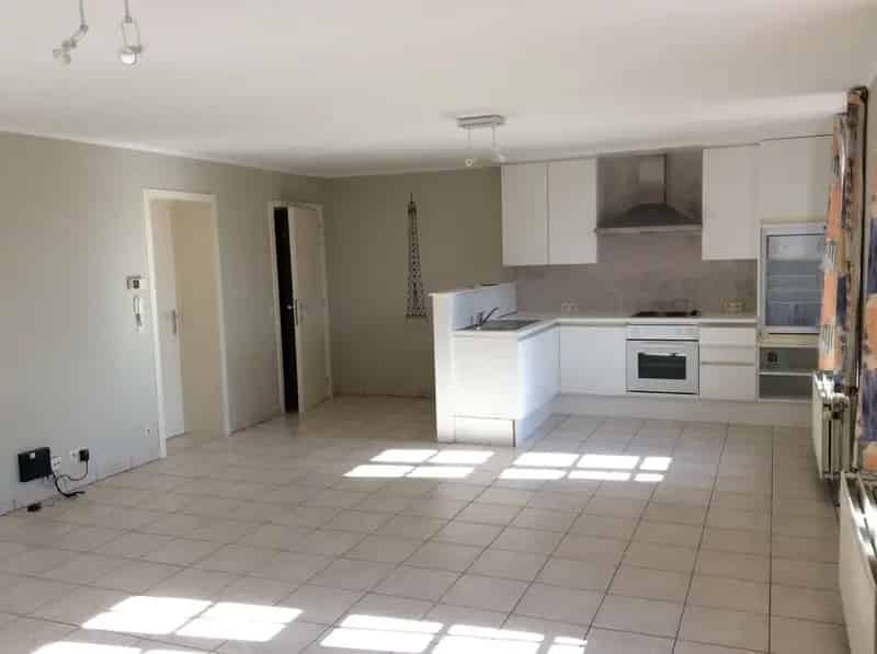 Ontdek dit zeer ruim appartement in residentie "De Brouwerij".

De indeling van het appartement is als volgt:

- Inkomhal
- Leefruimte
- Geïnstalleerde keuken
- Gastentoilet
- Badkamer
- 2 slaapkamers
- Terras
- Autostandplaats in complex

De voornaamste 