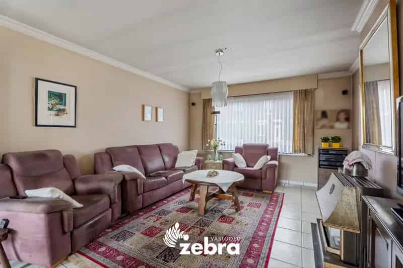 Licht op te frissen woning met drie slaapkamers, garage en uitweg te Rumbeke!