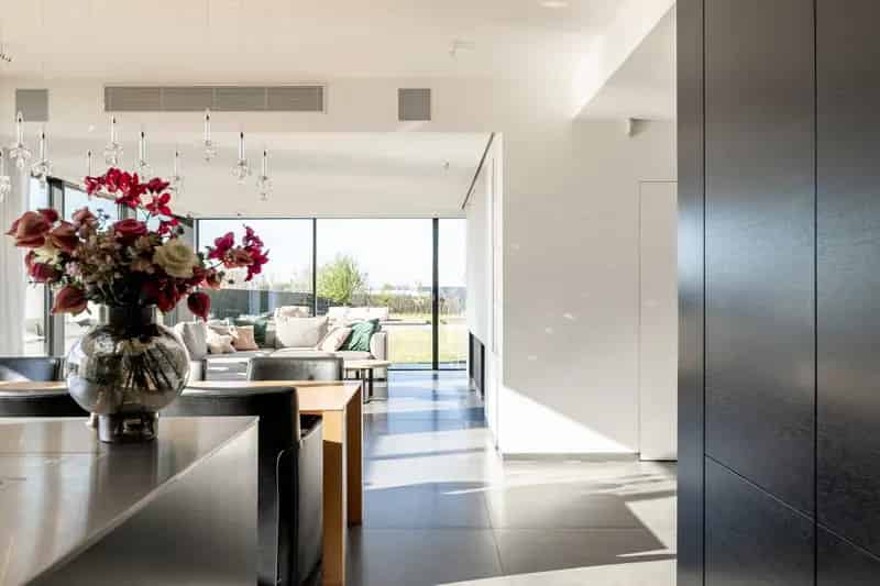Gelegen te Rekkem, vinden we deze eigentijdse villa met zwembad terug!
De woning is gelegen op een ruim en zonnig perceel en wordt gekenmerkt door de uitstekende staat van afwerking!

De indeling is als volgt:
> Op het gelijkvloers:
+ inkomhal
+ gastentoi